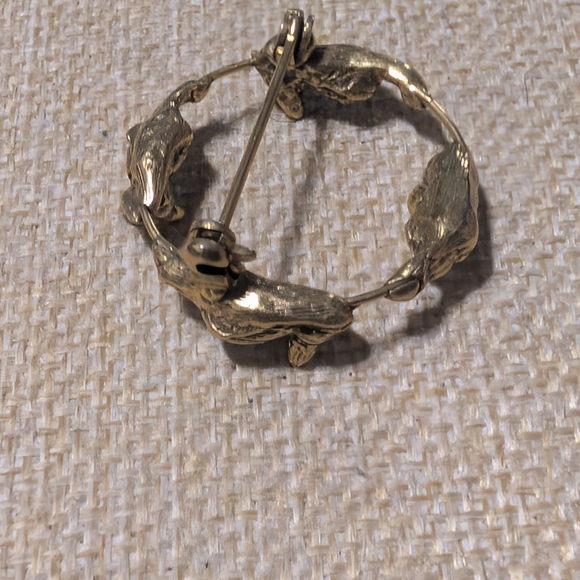 Vintage Blue Bunny Goldtoned Wreath Brooch Pin - Picture 6 of 6